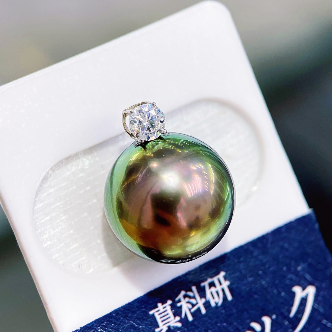 18K Gold Natural Peacock Green Pearl Pendant: Title: 18K Gold Natural Peacock Green Pearl Pendant Description: This pearl pendant showcases the enchanting peacock green hue, with a pearl diameter of 12.9MM, perfectly round and with minimal