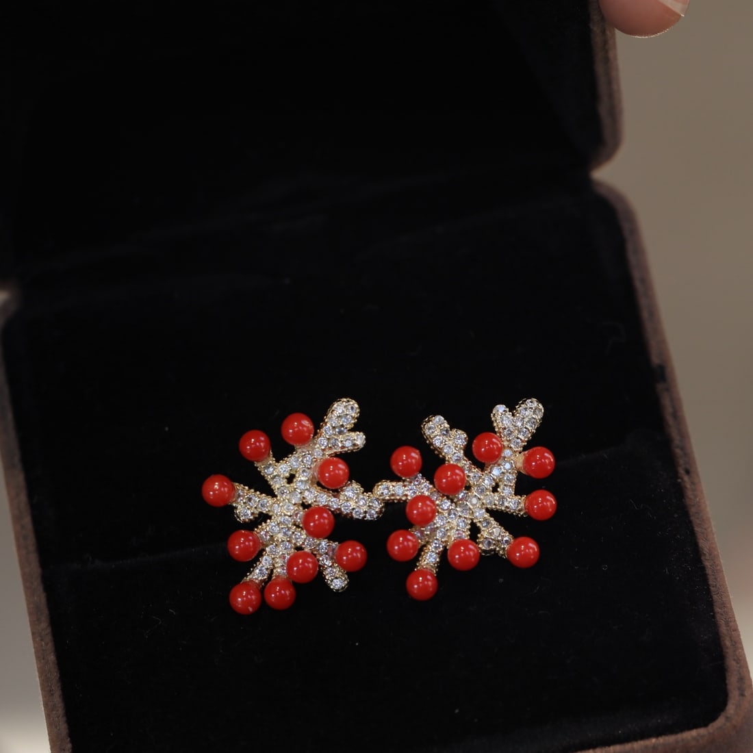 S925 Silver Natural Red Coral Earrings: Title: S925 Silver Natural Red Coral Earrings Description: These earrings feature natural red coral as the main stone, elegantly set in S925 silver, showcasing a perfect blend of elegance and nature.