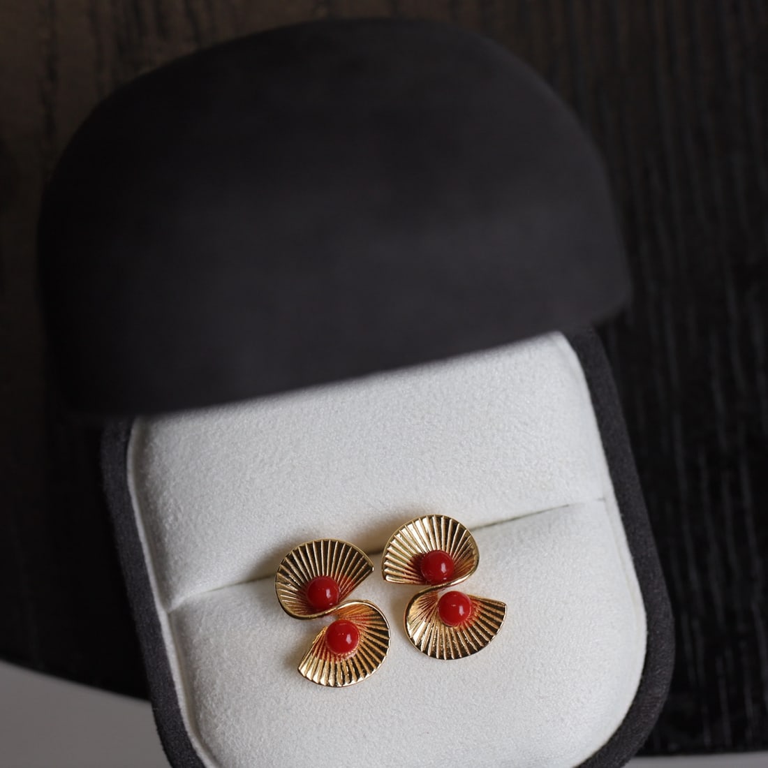 S925 Silver Natural Red Coral Earrings: Title: S925 Silver Natural Red Coral Earrings Description: Exquisite S925 silver fan-shaped texture complements the full natural red coral beads, exuding a gentle charm. Whether paired with a French