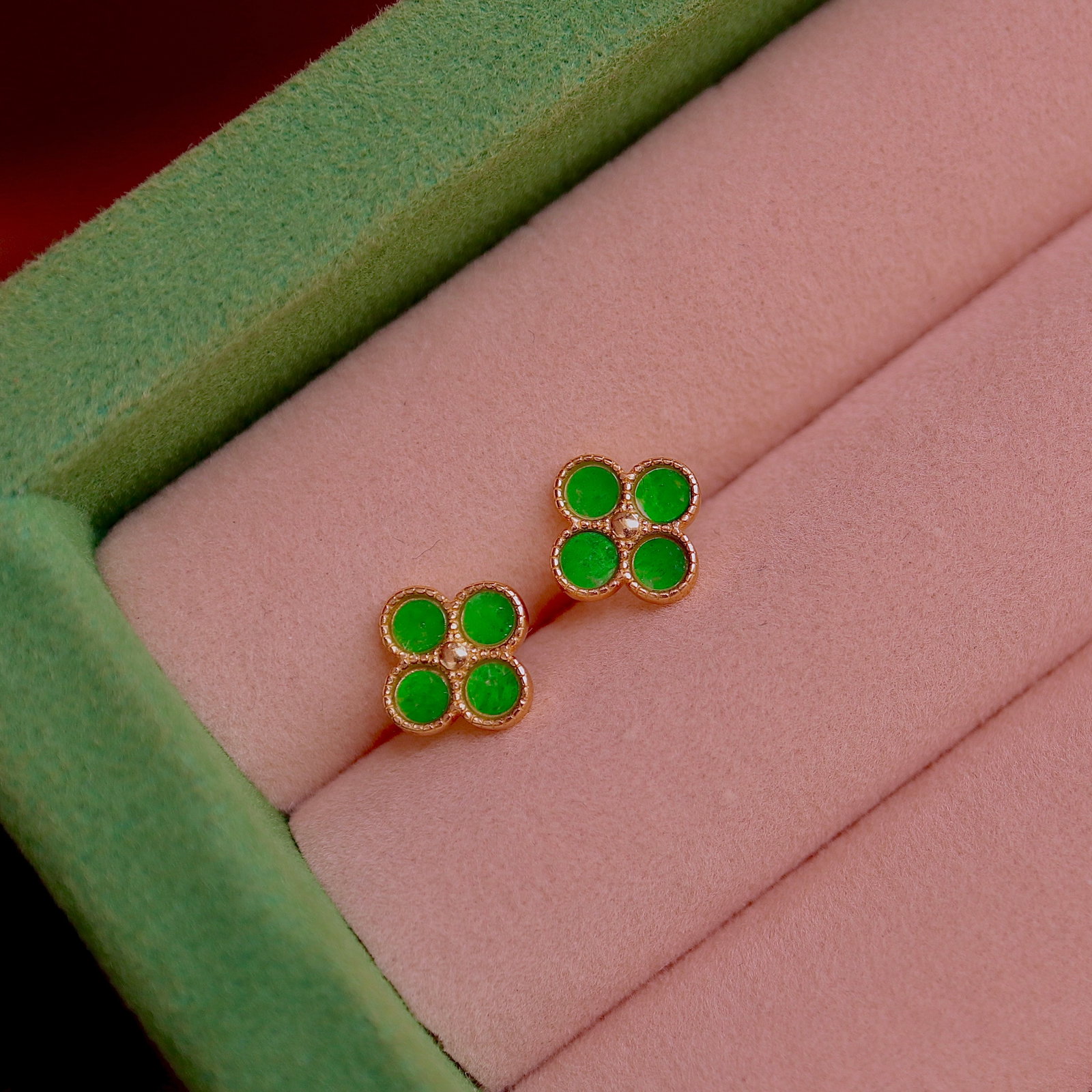 S925 Silver Natural Jade Earrings: Title: S925 Silver Natural Jade Earrings Description: These earrings feature natural jade as the main stone, showcasing the full green hue of jade with a four-leaf clover design, elegant and unique.