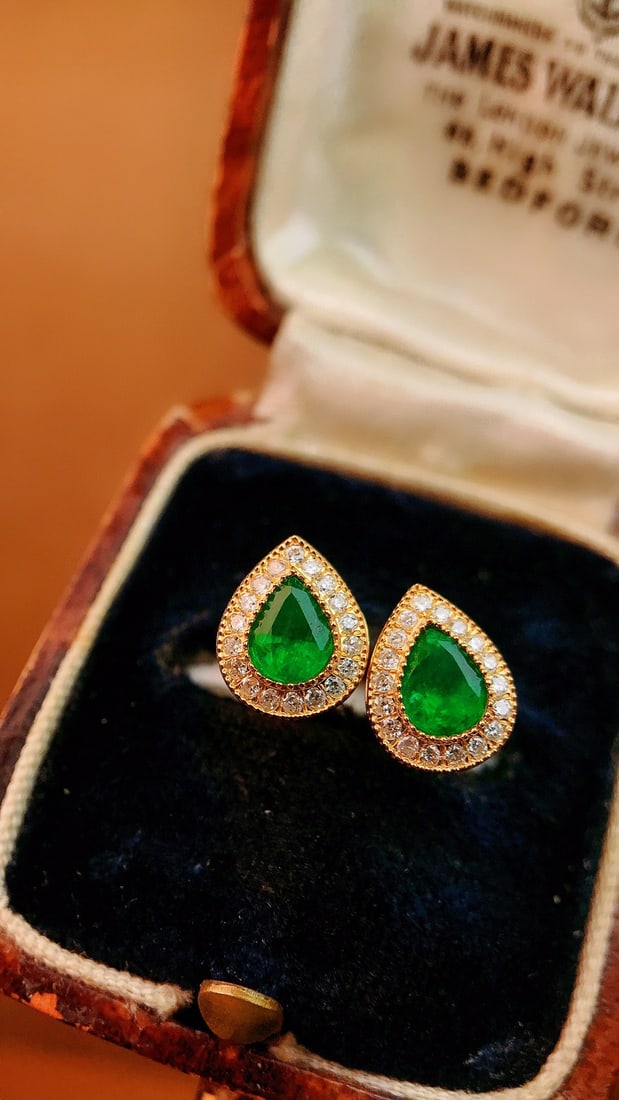 18K Gold Natural Emerald Earrings: Title: 18K Gold Natural Emerald Earrings Description: The vivid green emerald imparts a unique charm to the earrings, with a refined design that exudes vintage elegance. The perfect combination of the