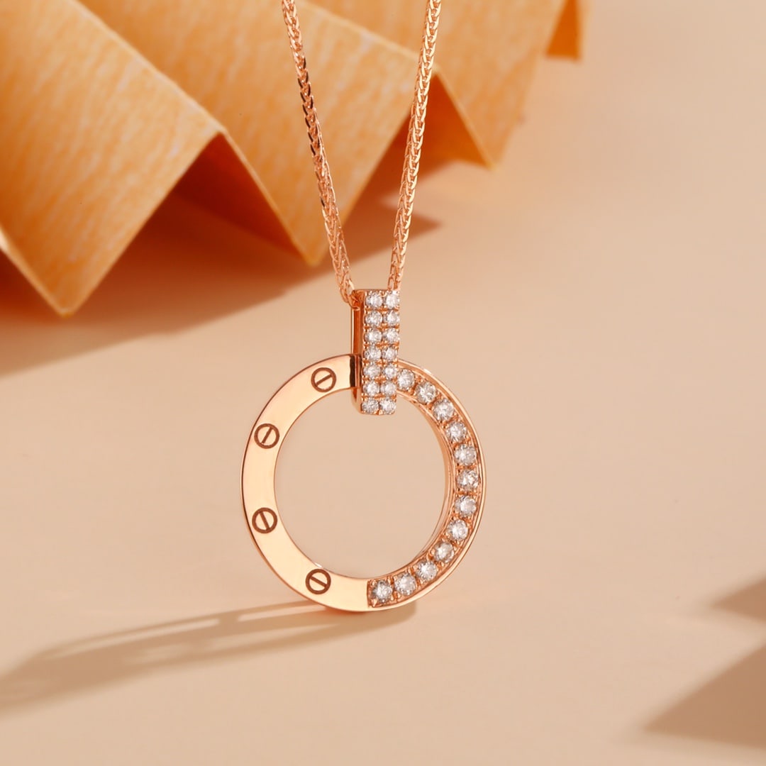 18K Gold Diamond Necklace: Title: 18K Gold Diamond Necklace Description: This necklace is crafted from 18K gold and adorned with a brilliant diamond, exuding an elegant aura. The large disc design is simple yet luxurious,