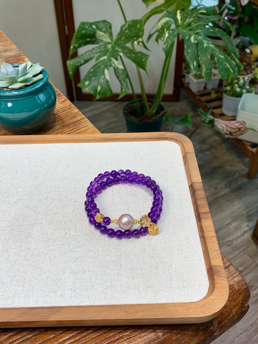 Natural Amethyst Bracelet: Title: Natural Amethyst Bracelet Description: This bracelet features natural amethyst as the main stone, with exceptionally clean crystals, exuding a noble and mysterious aura. It is paired with
