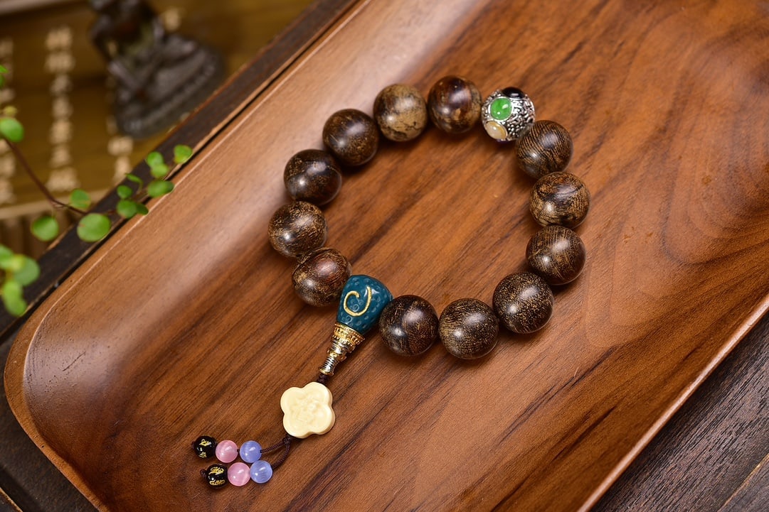 Natural Agarwood Bracelet: Title: Natural Agarwood Bracelet Description: This bracelet is made from natural wild old agarwood, with each bead full and rich in honey fragrance, floral sweetness, and strong cooling notes,