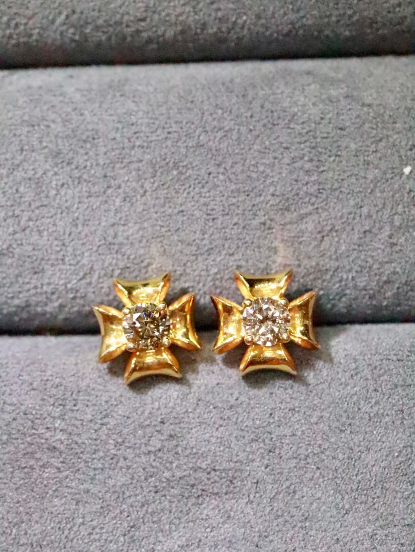 18K Gold Diamond Earrings: Title: 18K Gold Diamond Earrings Description: These 18K gold diamond earrings captivate with their brilliant sparkle. A perfect blend of classic design and modern style, showcasing timeless elegance. 