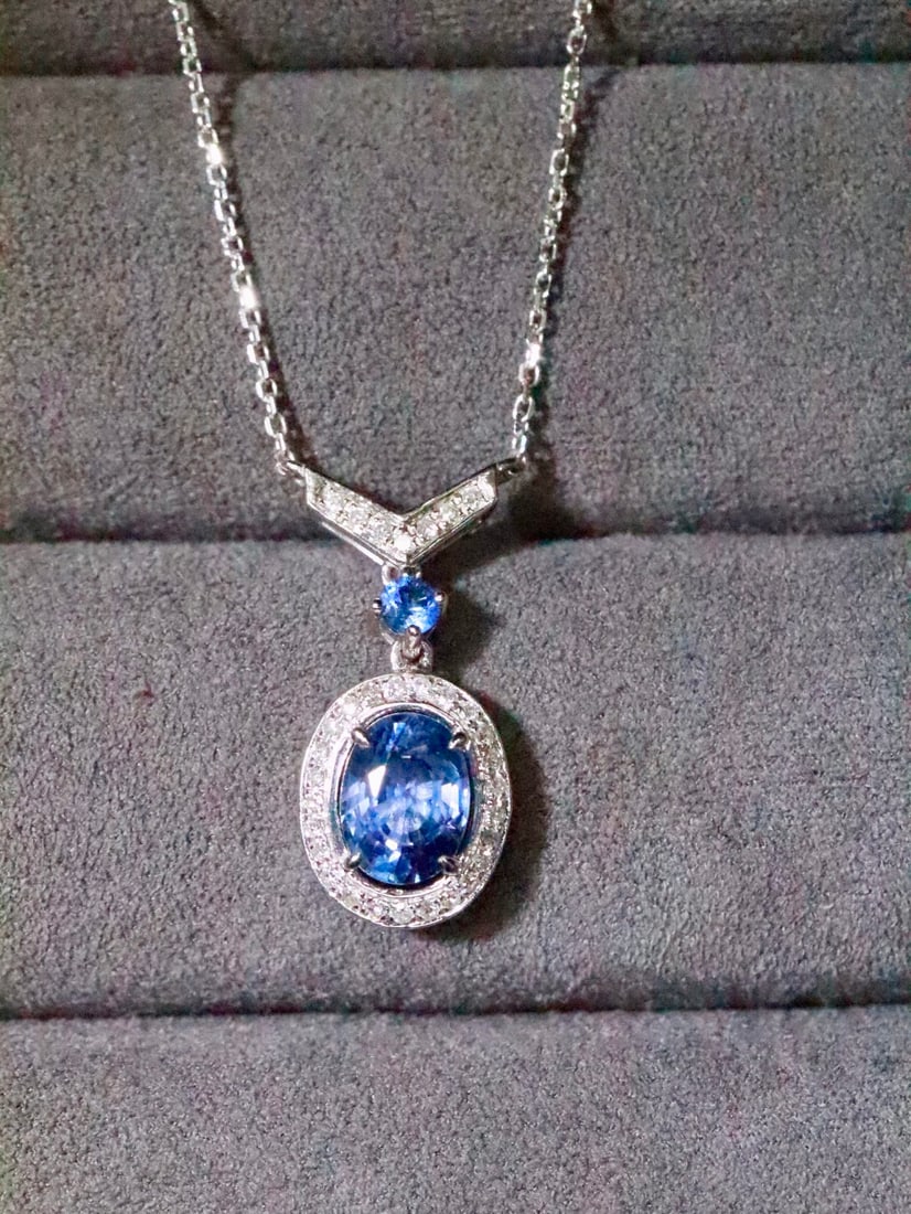 18K Gold Blue Sapphire Necklace: Title: 18K Gold Blue Sapphire Necklace Description: This necklace features a bright and vividly colored blue sapphire, showcasing the unique charm of jewelry. The 18K gold material adds a touch of nob
