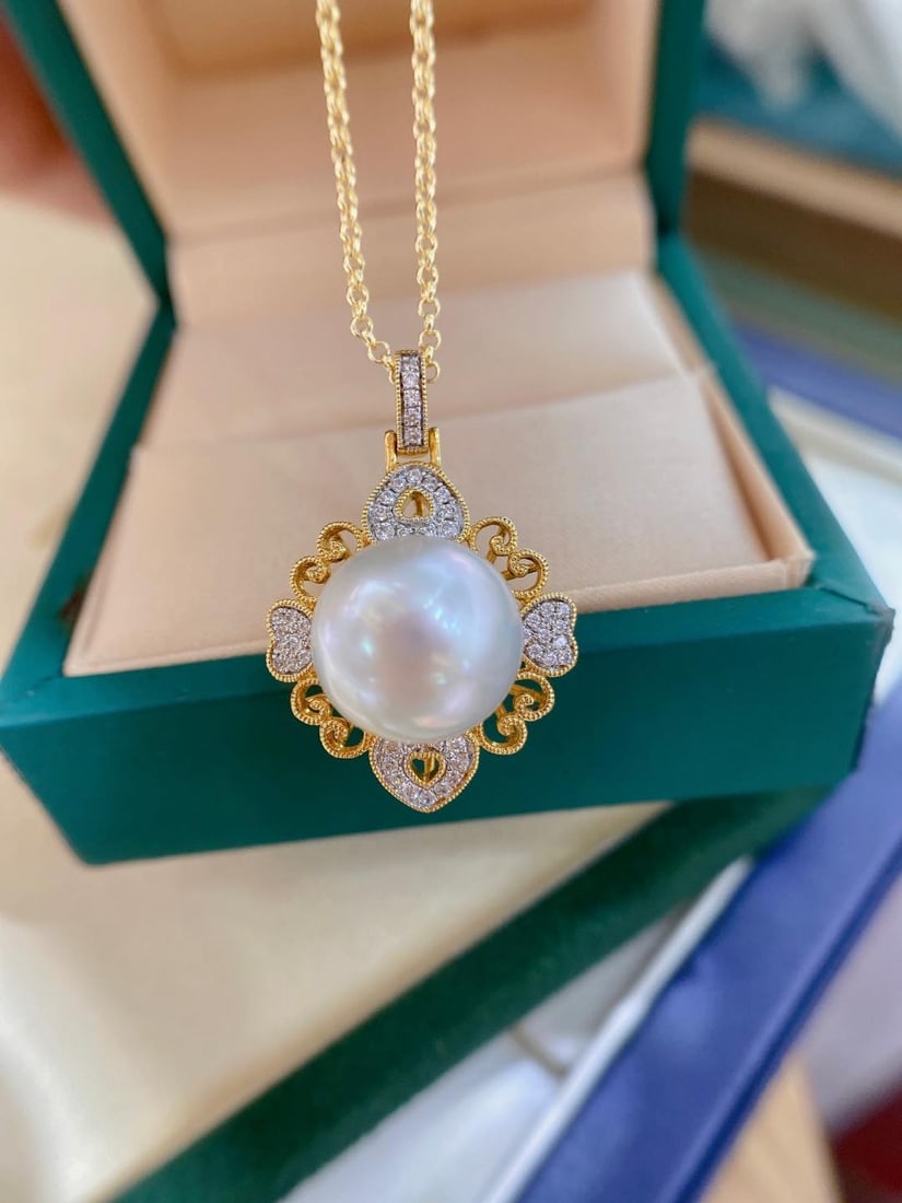 18K Gold Zircon Australian White Pearl Pendant: Title: 18K Gold Zircon Australian White Pearl Pendant Description: This pendant features 18K gold set with zircon, paired with a 12-13mm Australian white pearl, showcasing an elegant vintage luxury st