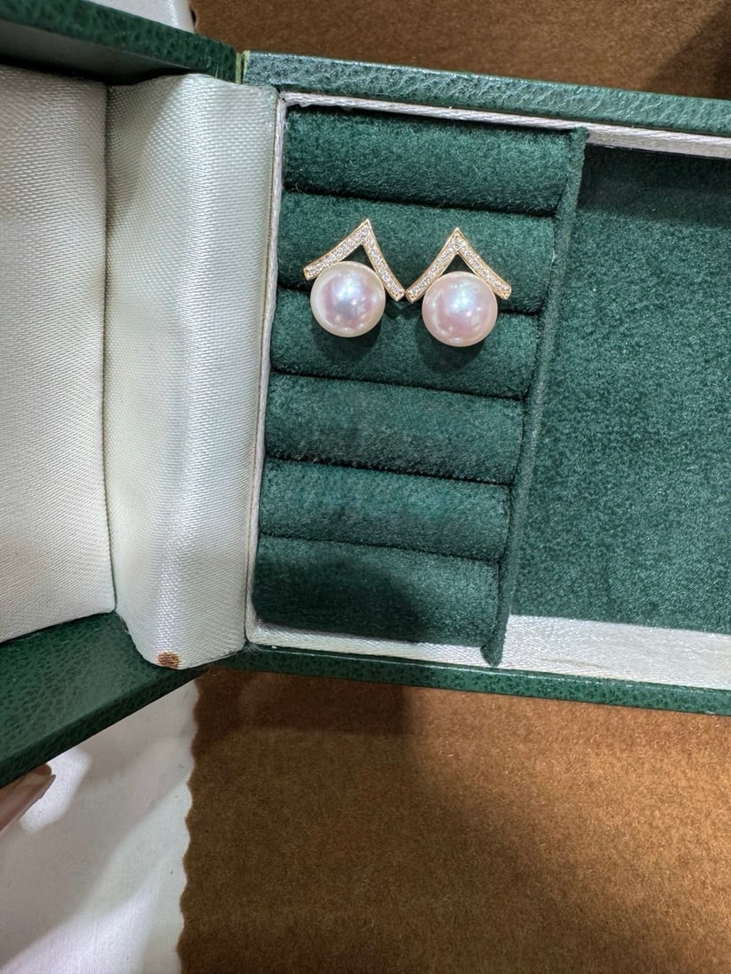 18K Gold Akoya Pearl Earrings: Title: 18K Gold Akoya Pearl Earrings Description: These earrings are crafted from 18K gold and feature Akoya pearls with a diameter of 8-8.5mm. The pearls are perfectly round with a strong luster and 