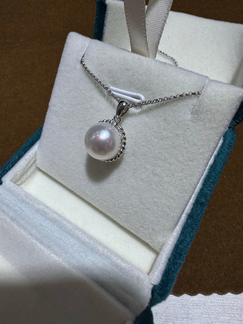 18K Gold Diamond Pendant - 2