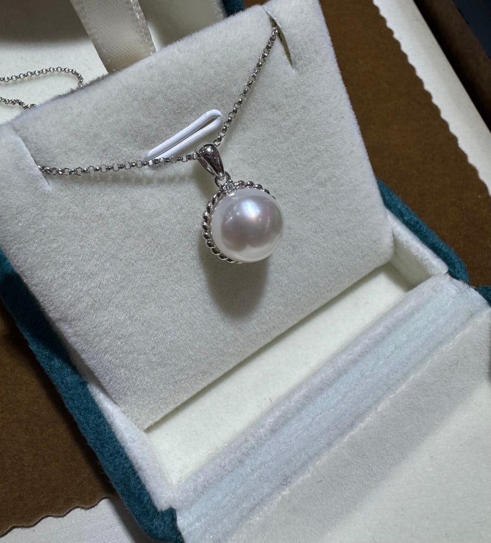 18K Gold Diamond Pendant - 4