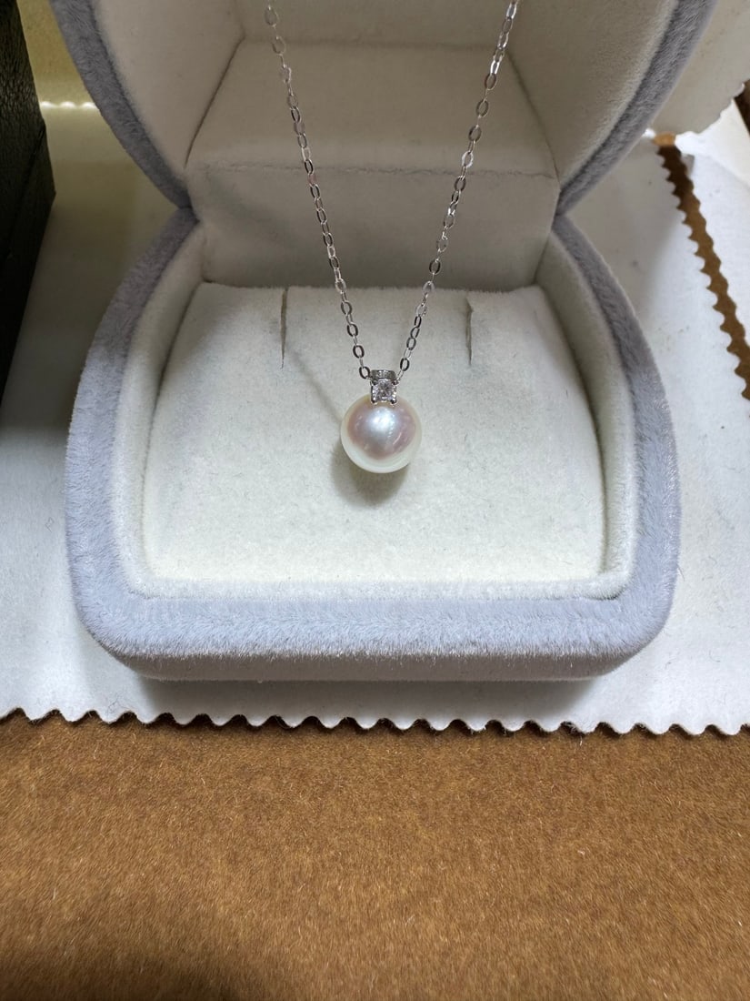 18K Gold Diamond Akoya Pearl Necklace Set: Title: 18K Gold Diamond Akoya Pearl Necklace Set Description: This necklace set showcases the natural luster of Akoya pearls with a simple design. The perfectly round pearls with aurora shine are comp