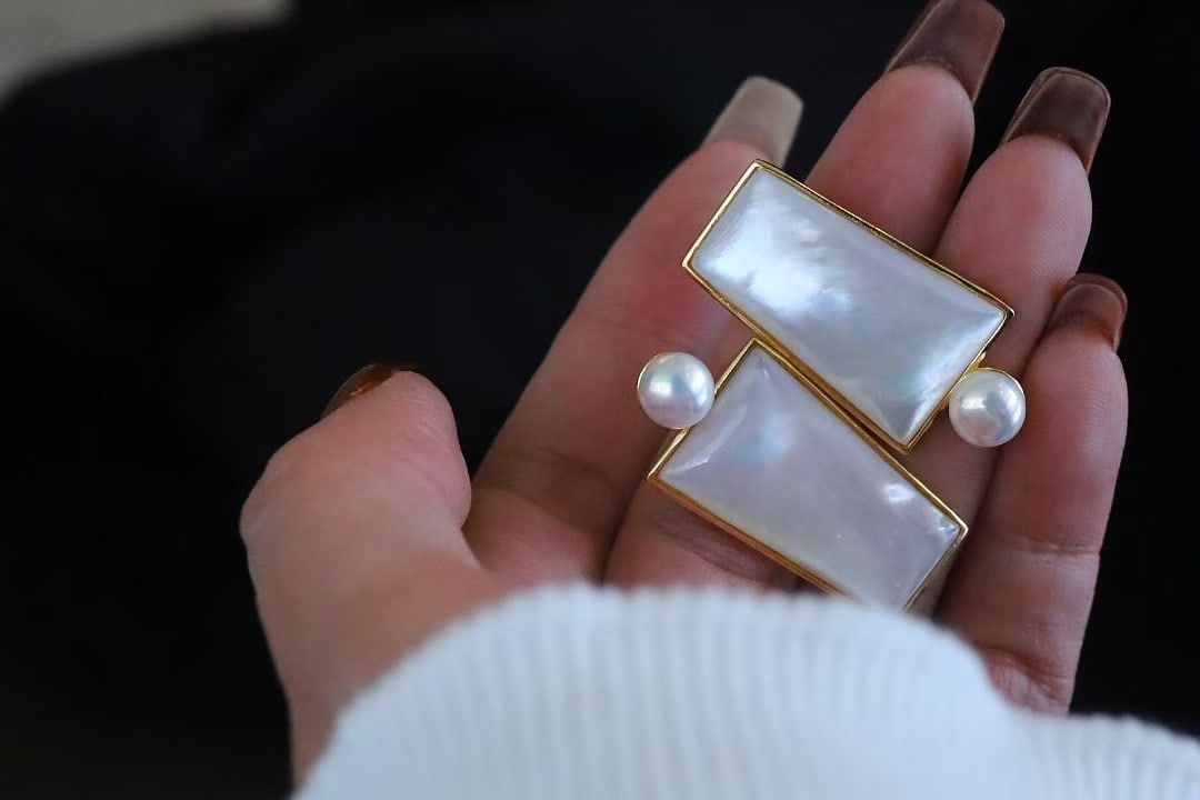 White Mother-of-Pearl Pearl Earrings: Title: White Mother-of-Pearl Pearl Earrings Description: These earrings feature a perfect combination of white mother-of-pearl and pearls, showcasing a simple yet elegant design. Each pearl is careful