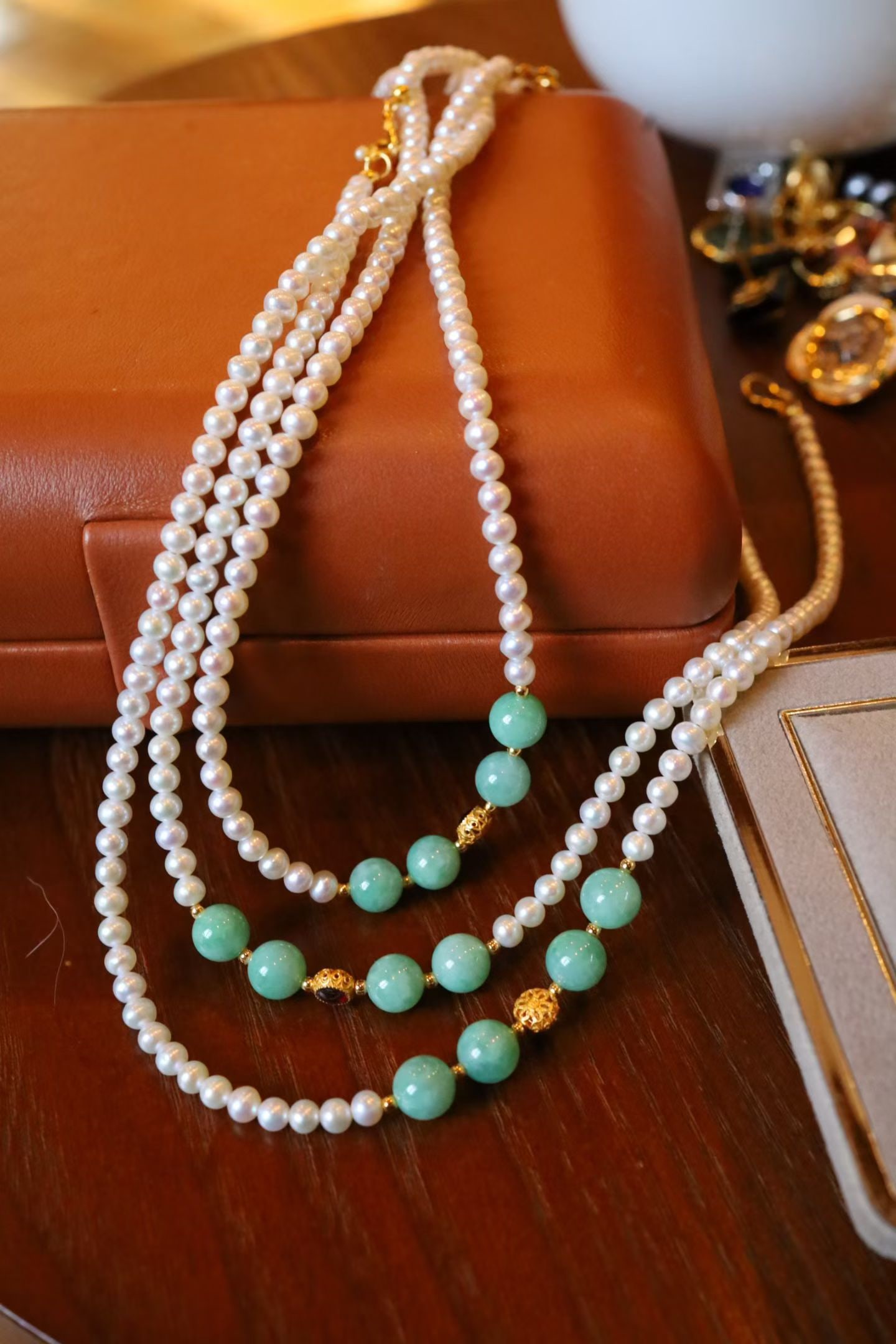 Pearl and Jade Necklace: Title: Pearl and Jade Necklace Description: The combination of jade and pearls presents a gentle yet noticeable design. With a simple and stylish style, complemented by sterling silver fittings, it is