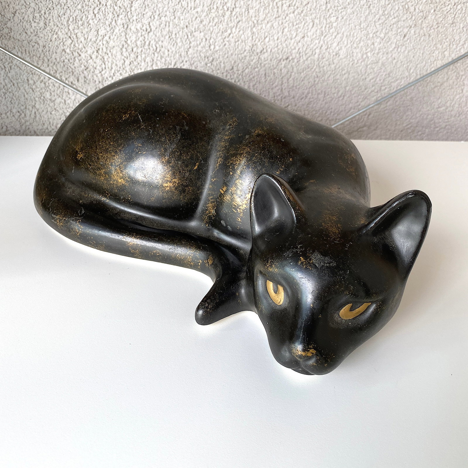 Porcelain cat: Title: Porcelain cat Maker:Unknown Origin: France Date/Period:Unknown Materials:Porcelain Size:Size: 32 cm Description:Shipping: safely packed, DHL EXPRESS (courier mail with tracked ID). Dispatch