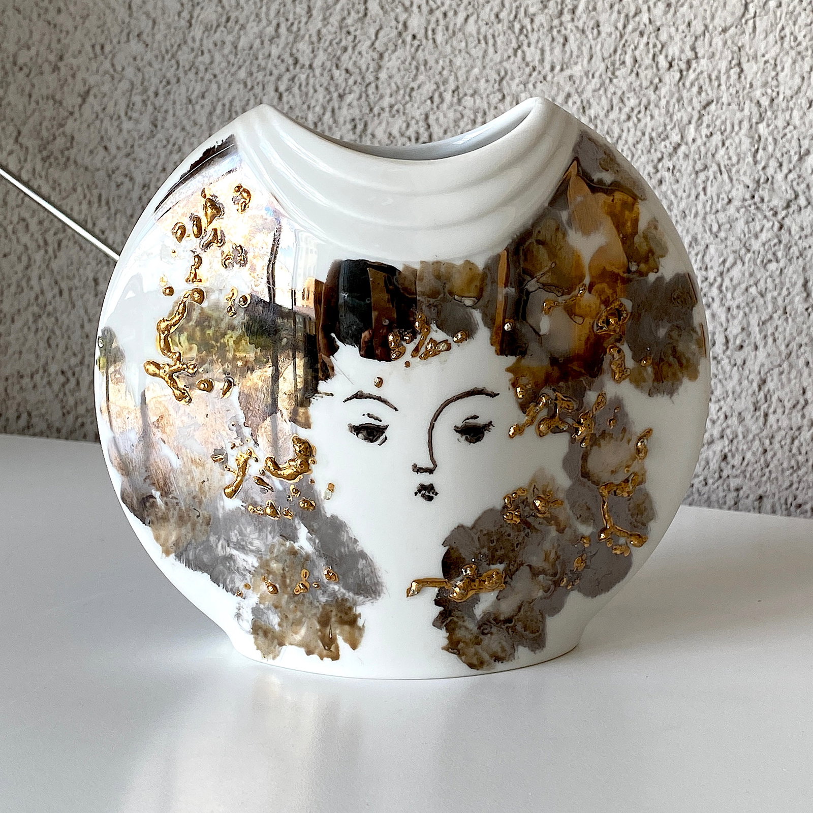 Handpainted porcelain vase: Title: Handpainted porcelain vase Maker:Unknown Origin: Germany Date/Period:Unknown Materials:Porcelain Size:Height: 12 cm,Lenght: 15 cm Description:Shipping: safely packed, DHL EXPRESS (courier mail