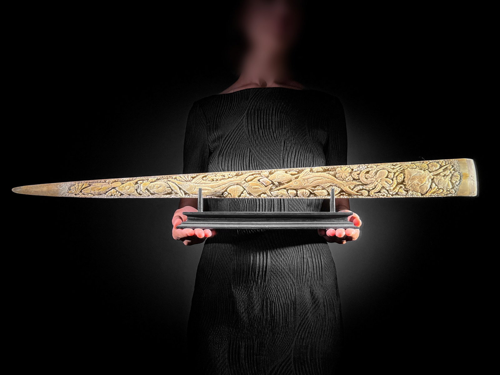 Wonderful engraved Swordfish rostrum - Marine motif: Title: Wonderful engraved Swordfish rostrum - Marine motif Maker:Unknown Origin: Indonesia Date/Period:2026 Materials:Xiphias Gladius, Bone, Wood Dimensions:Length: 83 cm / 32.6 inches Description:Thi