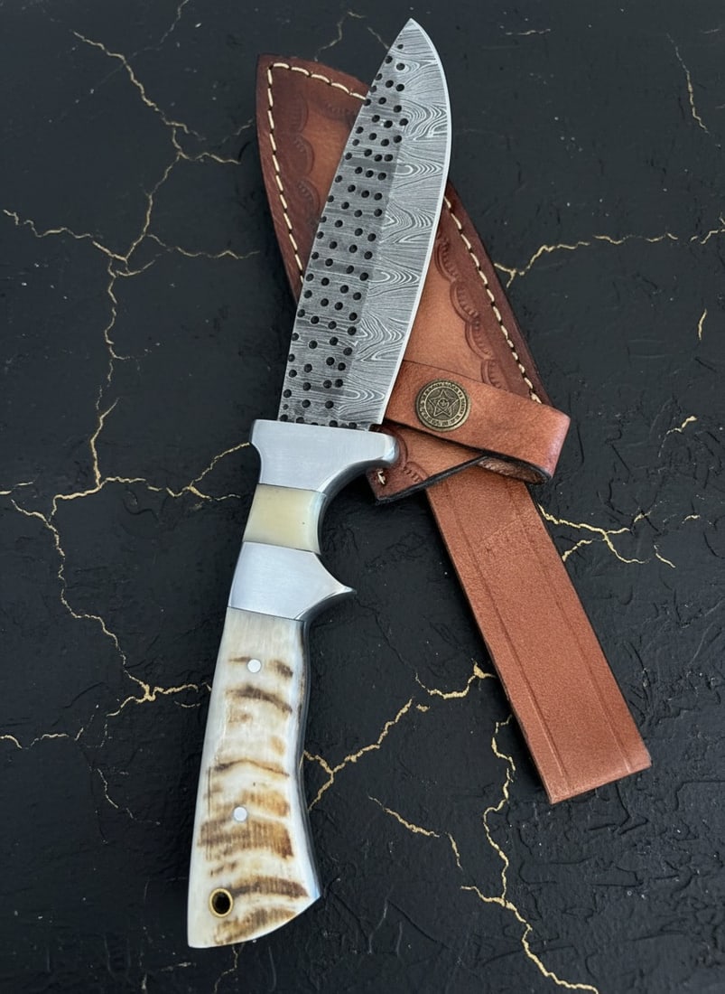 Handmade Damascus Steel Hunting Knife Ram Horn Handle with Leather Sheath: Title:Handmade Damascus Steel Hunting Knife Ram Horn Handle with Leather Sheath Description:This listing features a handcrafted knife and a cowhide leather sheath as depicted in the provided images. E