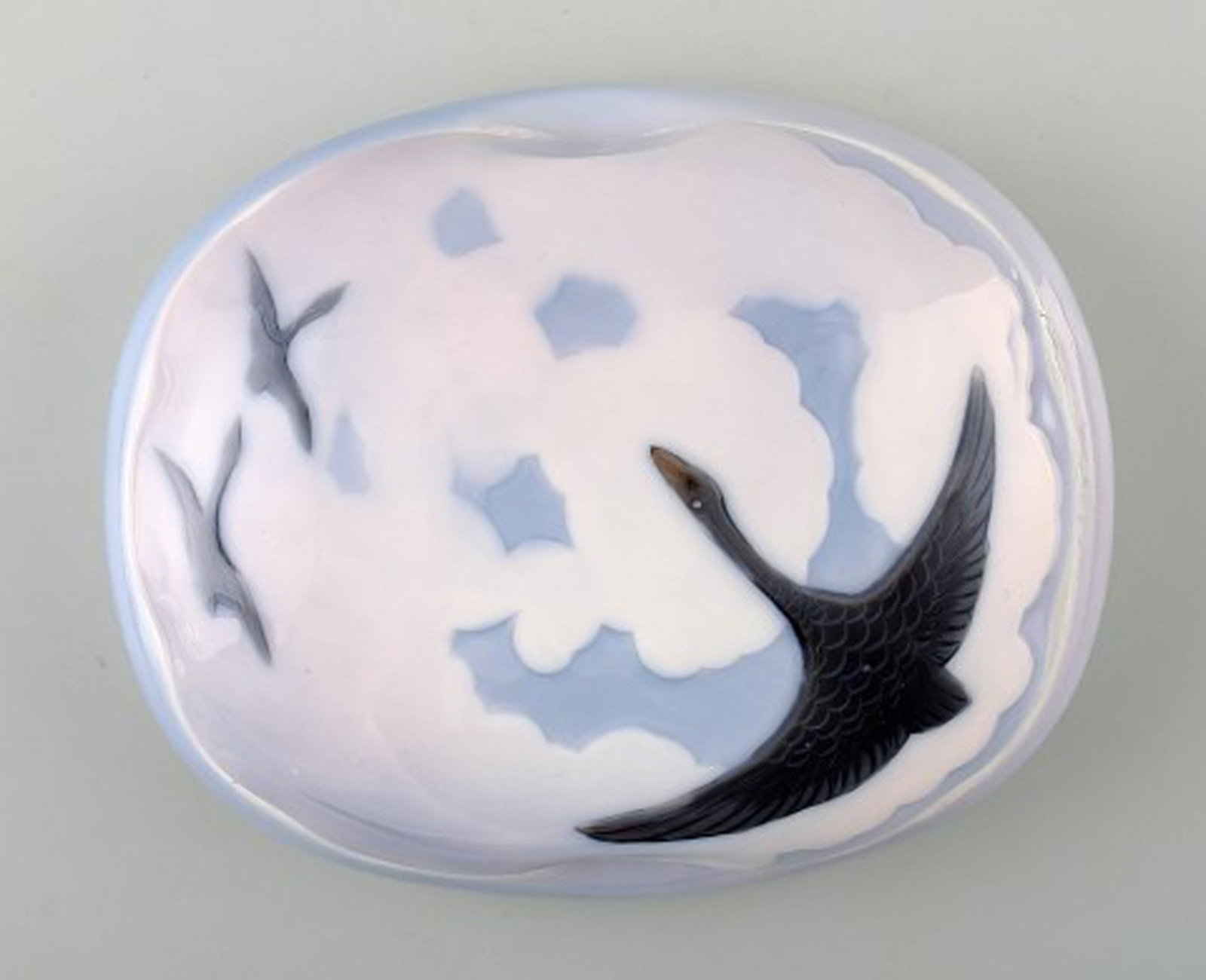 Rare Royal Copenhagen Art Nouveau lidded bowl with swans No. 23/10. - 3