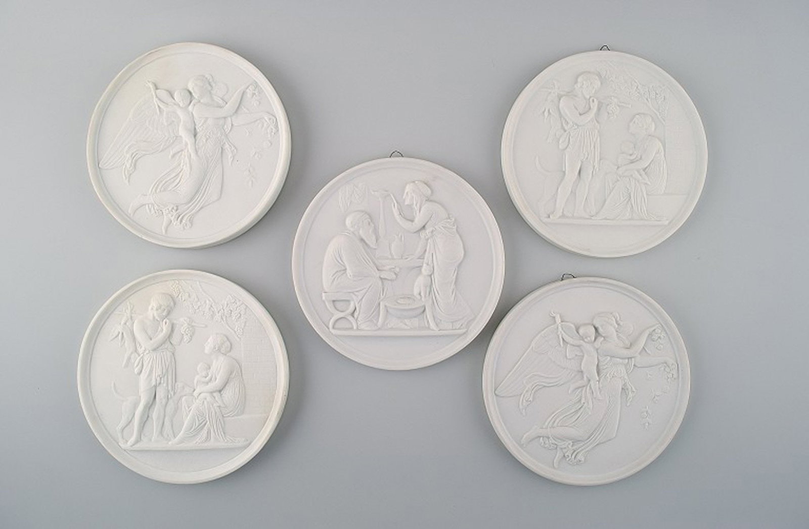 5 biscuit plaques after Thorvaldsen, B&G (Bing & Grondahl): Title: 5 biscuit plaques after Thorvaldsen, B&G (Bing & Grondahl) Description: 5 different biscuit plaques after Thorvaldsen, B&G (Bing & Grondahl) Diameter 14.2 cm. In perfect condition, 1st.