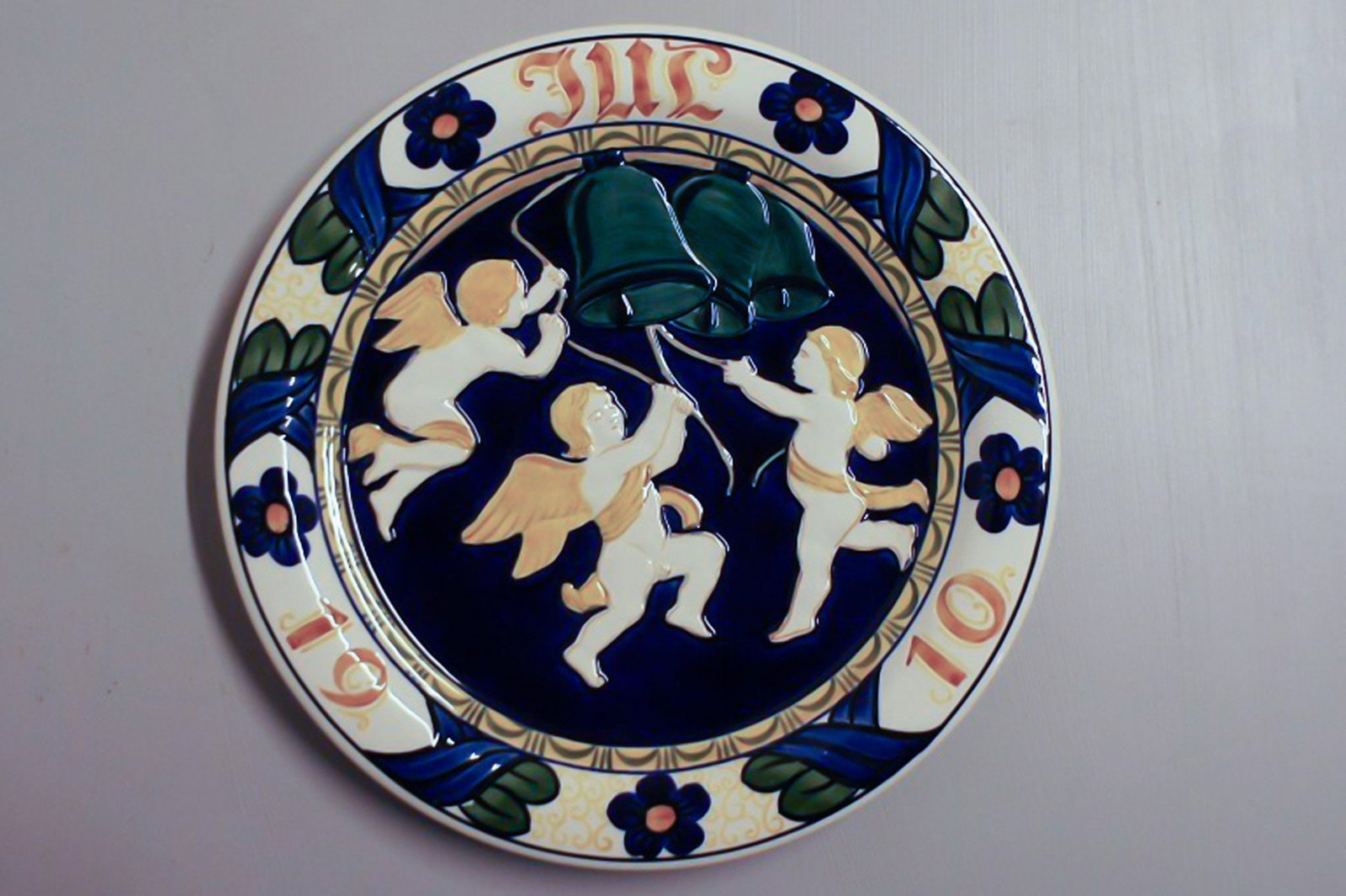 Large Aluminia Christmas plate 1910 in faience.: Title: Large Aluminia Christmas plate 1910 in faience. Description: Large Aluminia Christmas plate 1910 in faience. In a very good condition. 30 cm. in diameter. Brand: Aluminia Reserve: $210.00