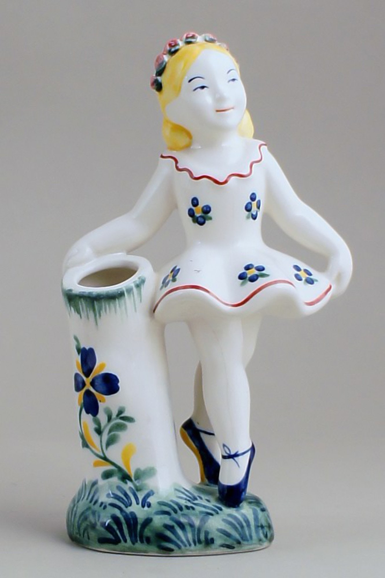 Here you are offered a rare Royal Copenhagen (Aluminia) earthenware figure of a ballerina.: Title: Here you are offered a rare Royal Copenhagen (Aluminia) earthenware figure of a ballerina. Description: Here you are offered a rare Royal Copenhagen (Aluminia) earthenware figure of a ballerina