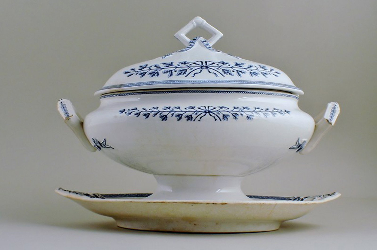 Rare Aluminia large Albert, Ceramia soup tureen, museum´s piece, app.1890.: Title: Rare Aluminia large Albert, Ceramia soup tureen, museum´s piece, app.1890. Description: Rare Aluminia large Albert, Ceramia soup tureen, museum´s piece, Ca.1890. Good condition, some wear.