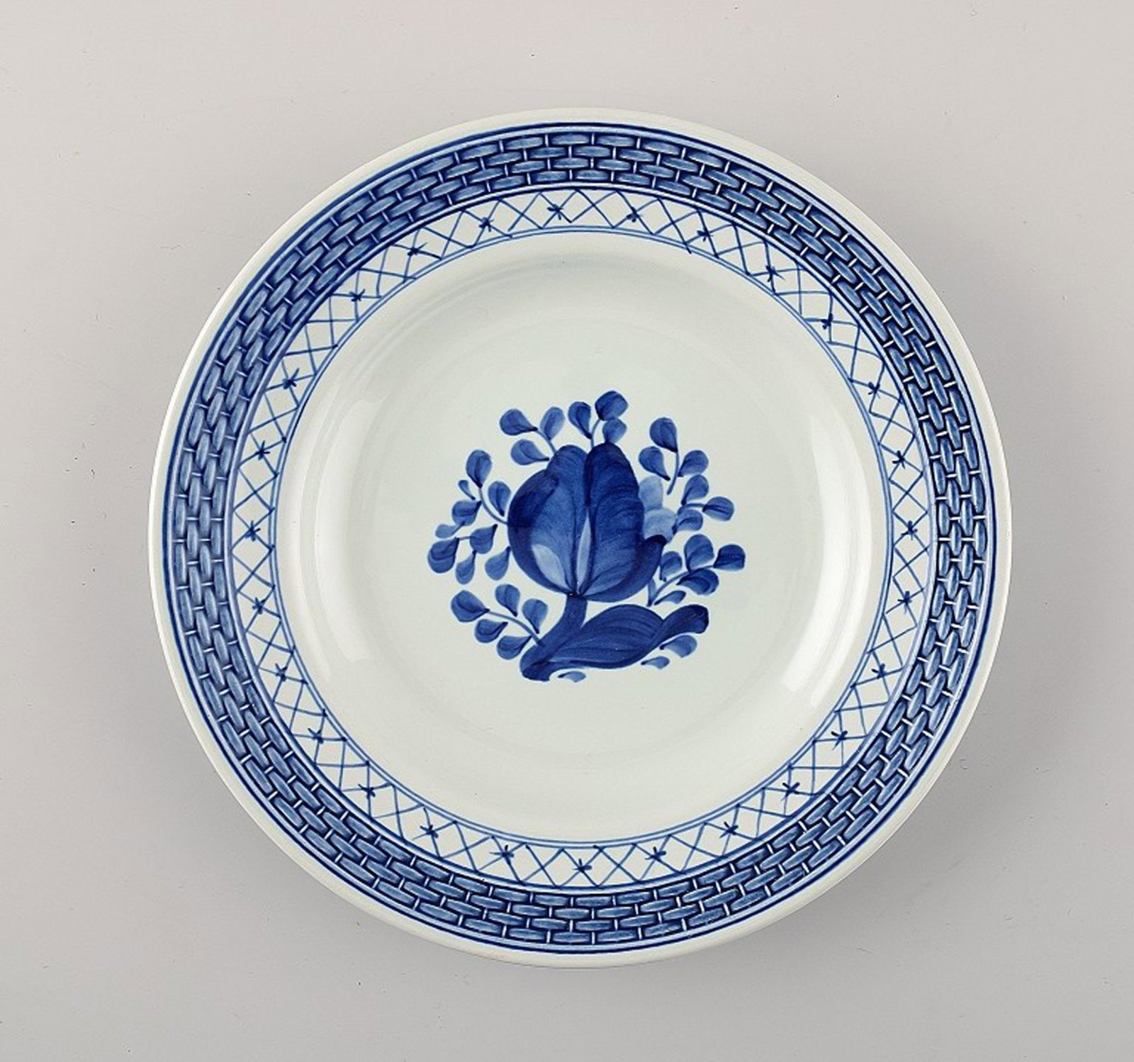 Small Tranquebar cake plate from Royal Copenhagen / Aluminia. Decoration number 11/944. (1 of 3)