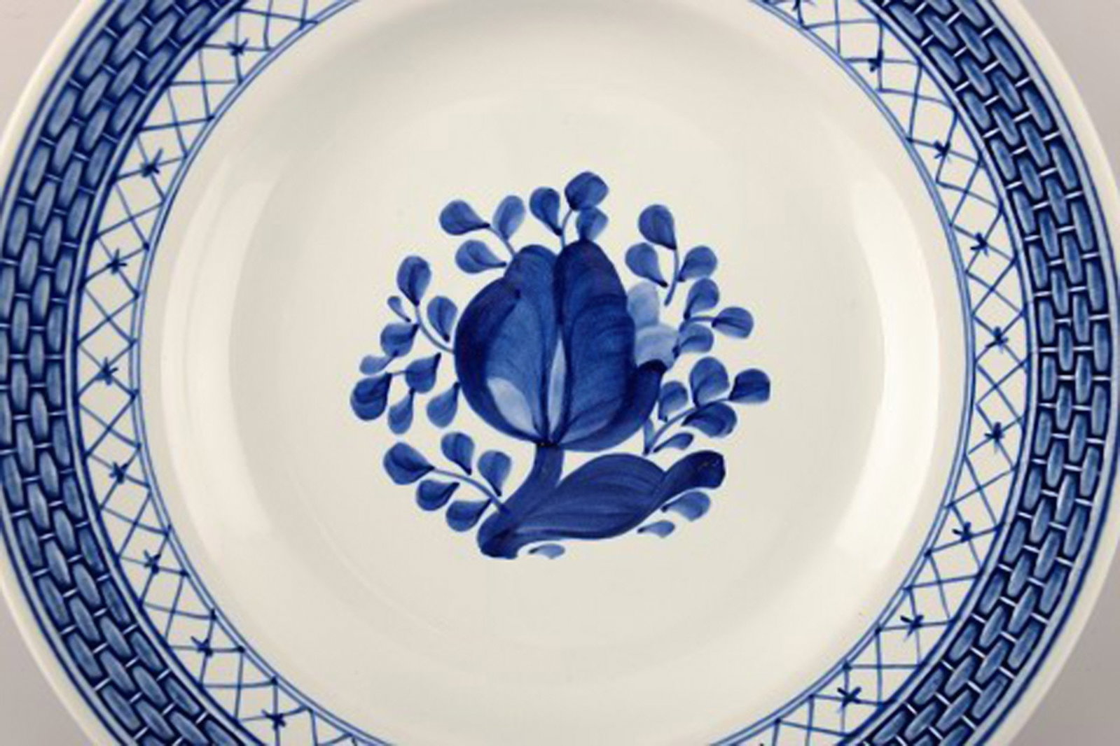 Small Tranquebar cake plate from Royal Copenhagen / Aluminia. Decoration number 11/944. - 2