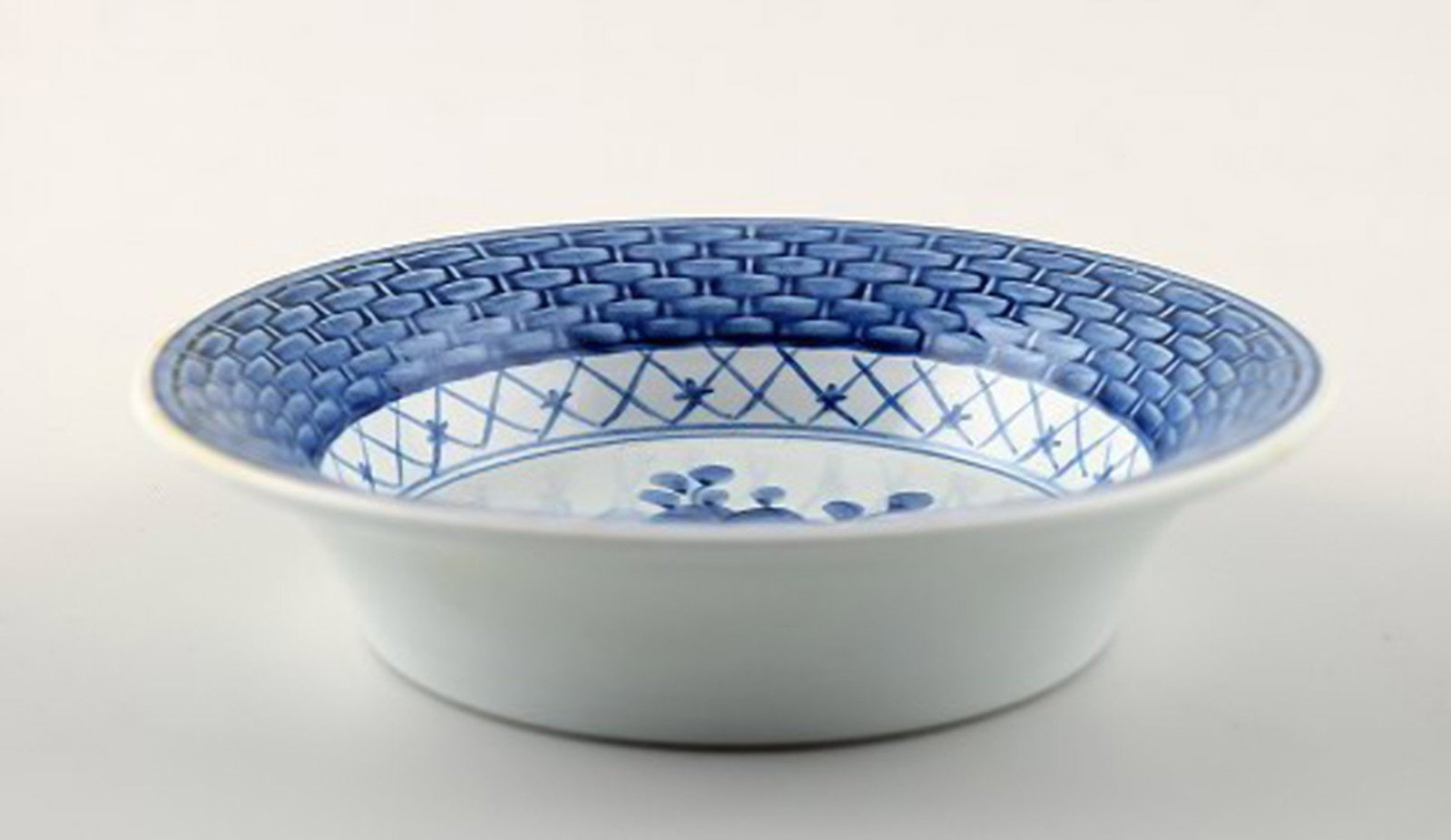 Aluminia Tranquebar, bowl. Decoration number 11/1114. - 2
