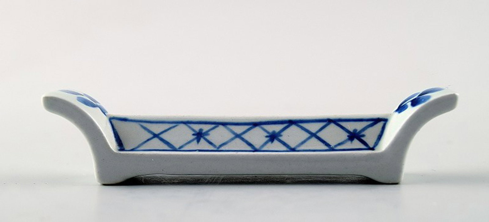 Aluminia Tranquebar, Knife rest. Decoration number 11/1128. (1 of 3)