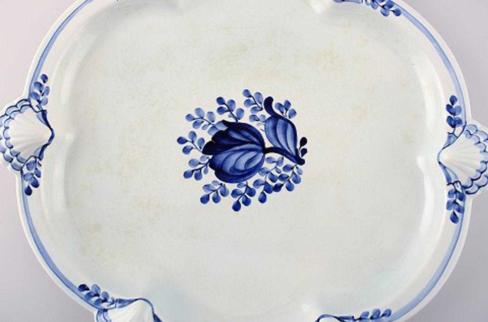 Aluminia Tranquebar, large mussel dish. Decoration number 11/1048. - 2