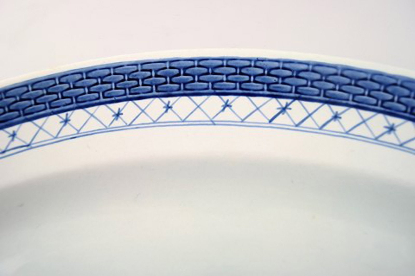 Oval Tranquebar dish by Royal Copenhagen / Aluminia. Decoration number 11/928. - 3