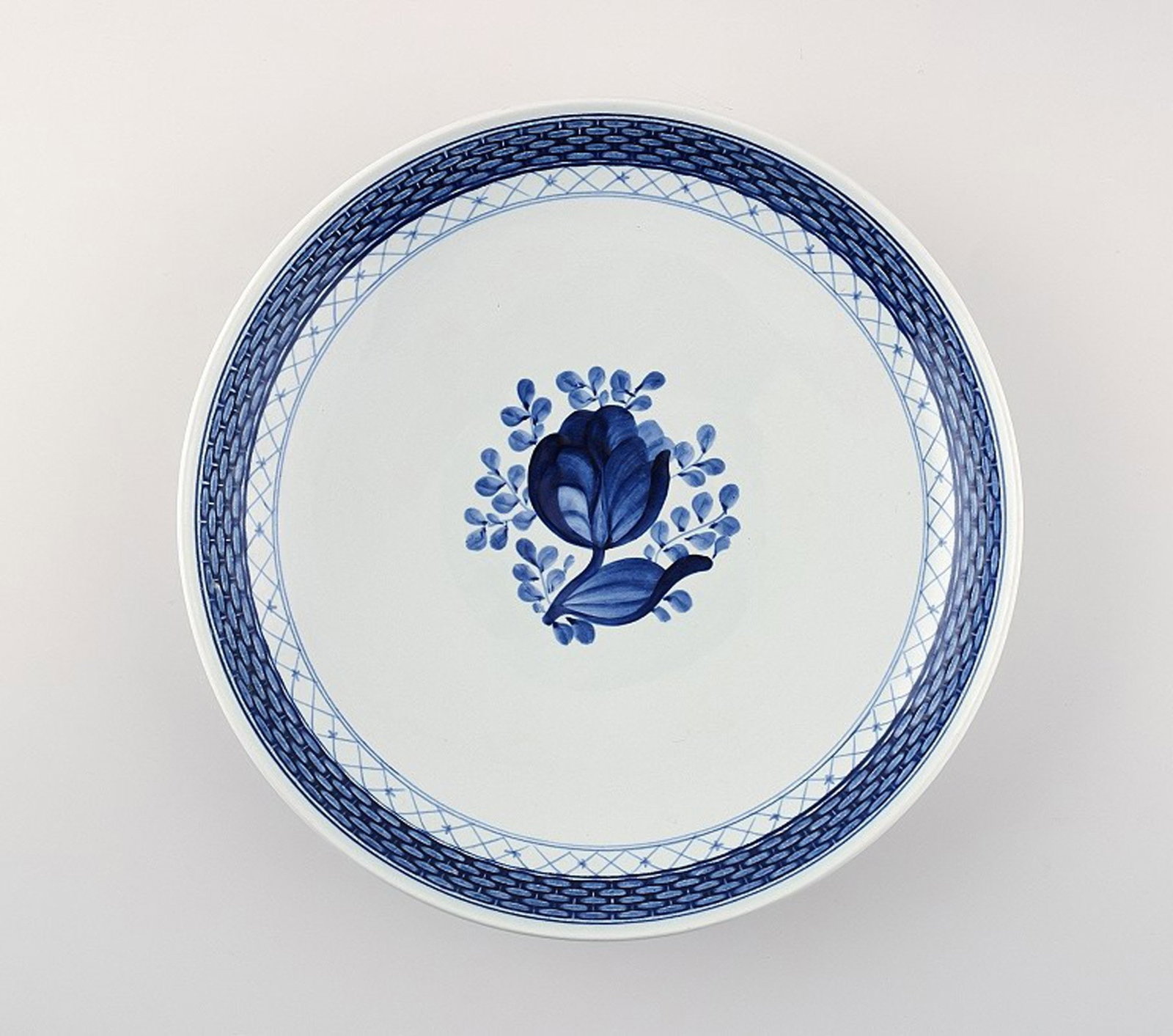 Round Tranquebar cake dish, Royal Copenhagen / Aluminia. Decoration number 11/936. (1 of 4)