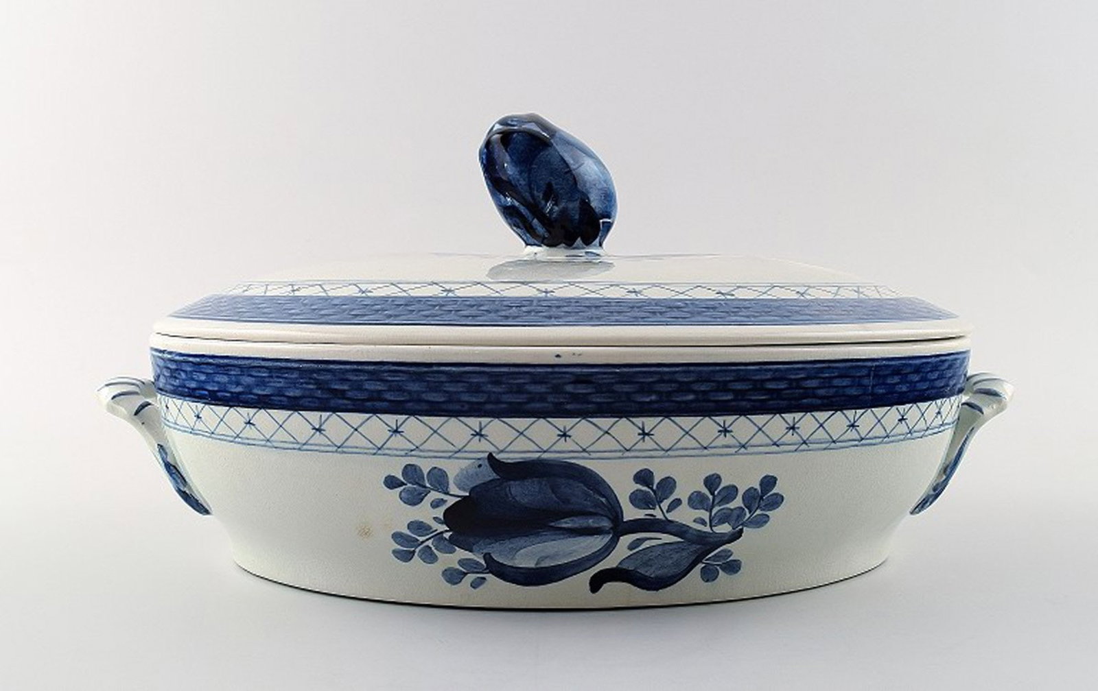 Tranquebar lidded dish by Royal Copenhagen / Aluminia. Decoration number 11/921. (1 of 5)