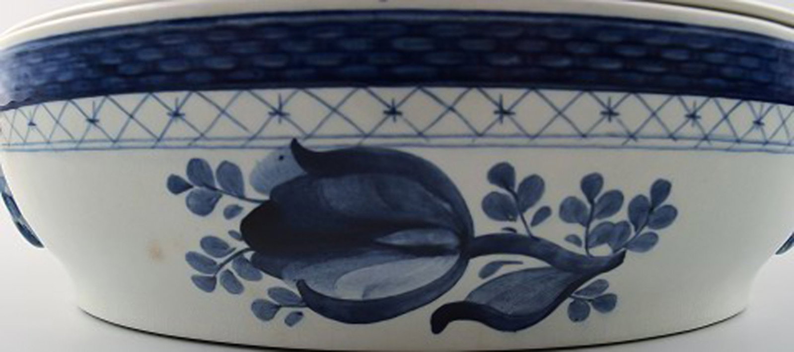 Tranquebar lidded dish by Royal Copenhagen / Aluminia. Decoration number 11/921. - 2