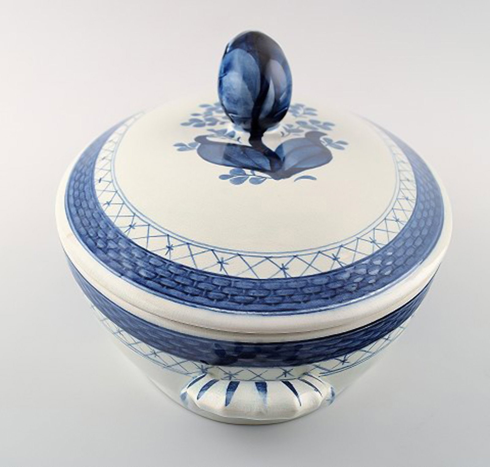 Tranquebar lidded dish by Royal Copenhagen / Aluminia. Decoration number 11/921. - 4