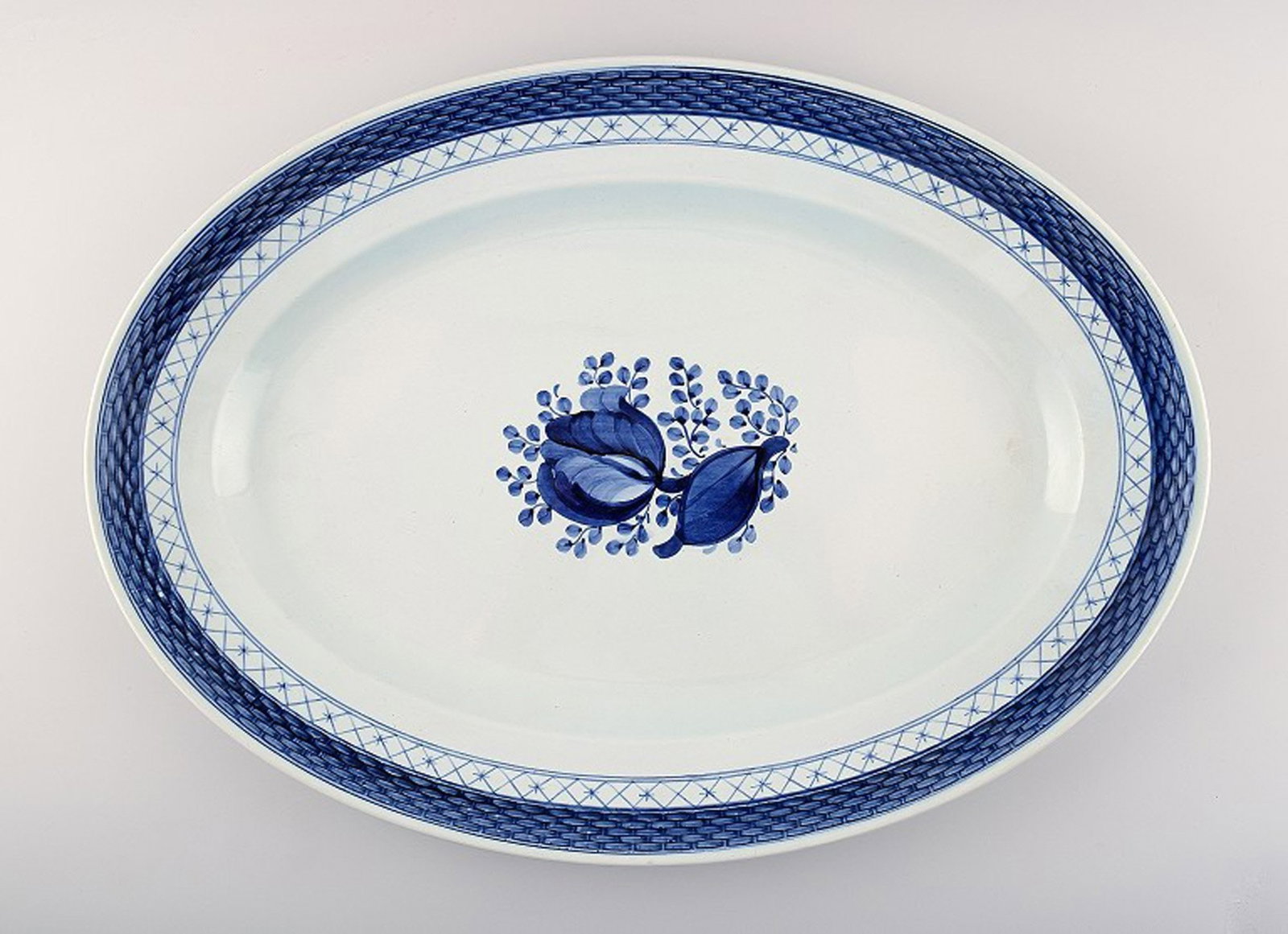 Oval Tranquebar dish by Royal Copenhagen / Aluminia. Decoration number 11/930.: Title: Oval Tranquebar dish by Royal Copenhagen / Aluminia. Decoration number 11/930. Description: Oval Tranquebar dish by Royal Copenhagen / Aluminia. Decoration number 11/930. 1. factory quality. In