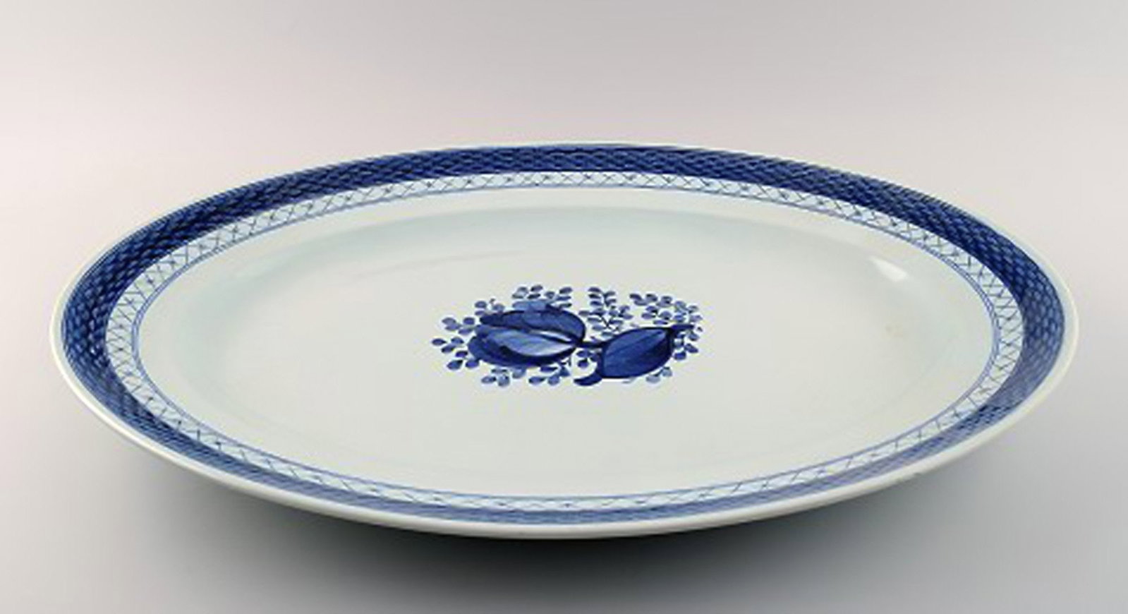 Oval Tranquebar dish by Royal Copenhagen / Aluminia. Decoration number 11/930. - 2