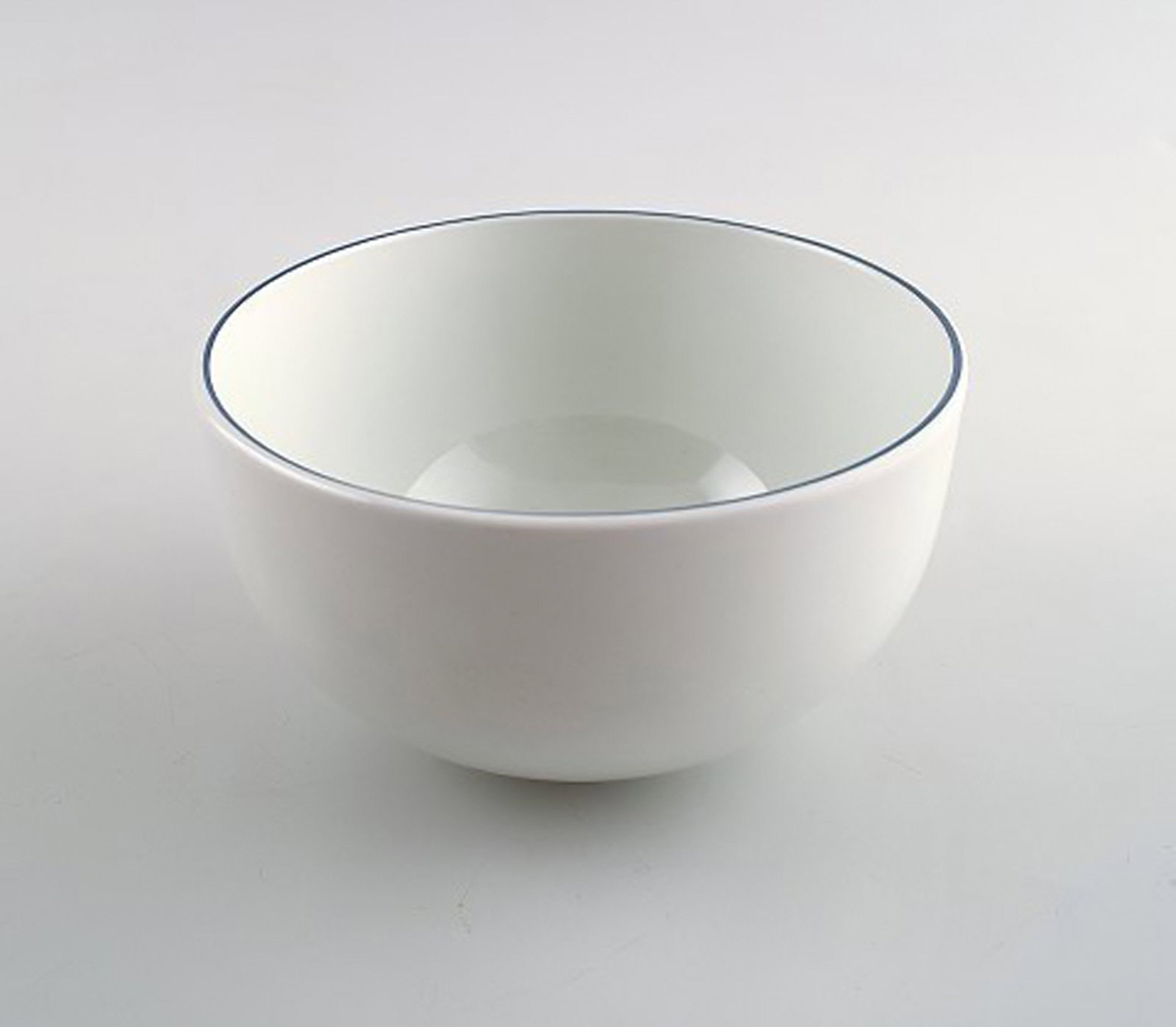 3 bowls. Royal Copenhagen/Aluminia Blue Line, earthenware. Blue Line is designed by Grethe Meyer for - 2