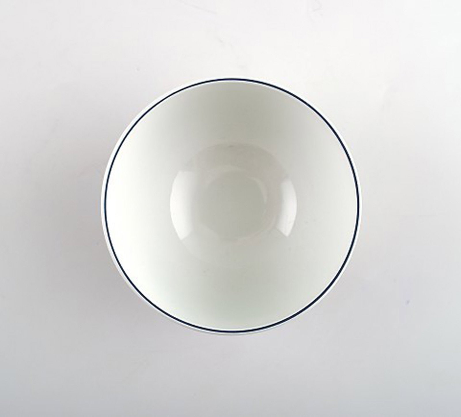 3 bowls. Royal Copenhagen/Aluminia Blue Line, earthenware. Blue Line is designed by Grethe Meyer for - 3