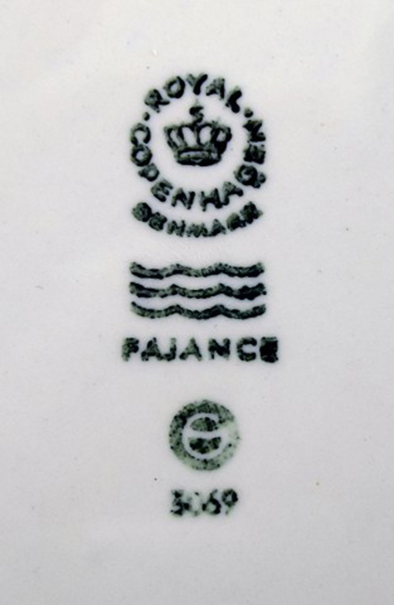 Blue Line faience porcelain dinnerware by Aluminia and Royal Copenhagen. Dinner plates no. 3069. 7 - 2