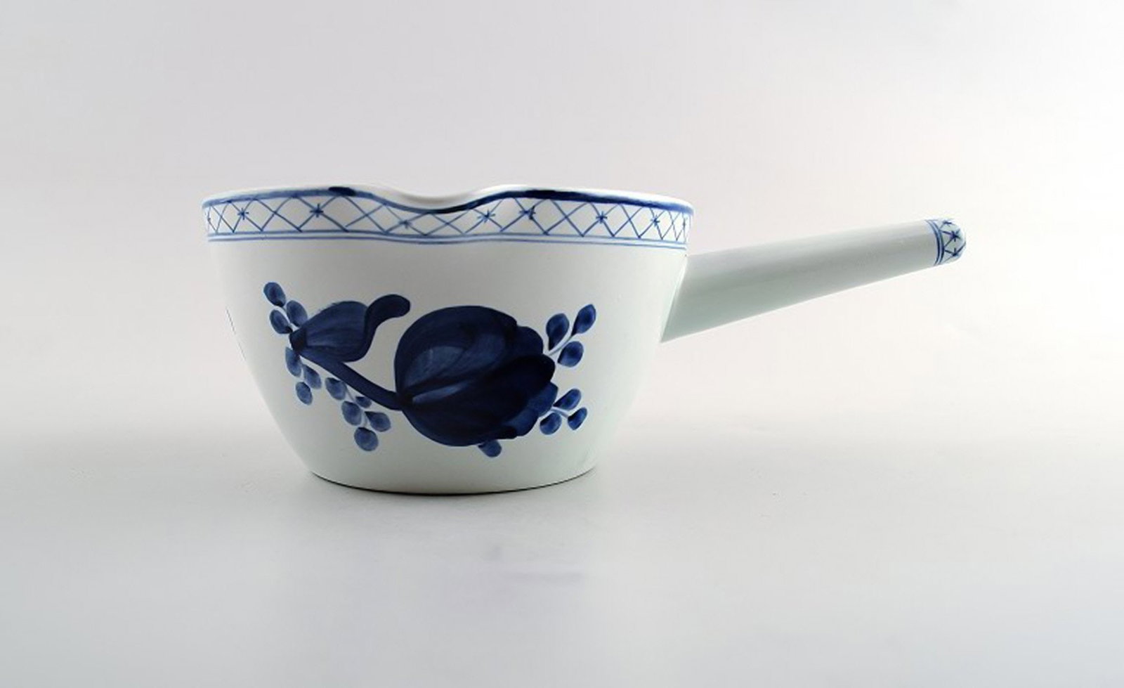 Aluminia Blue Tranquebar, rare gravy boat with handle. Decoration number 11/2872. (1 of 2)