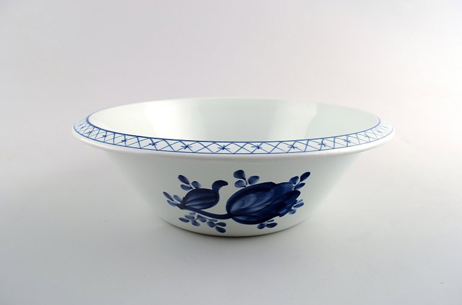 2 Tranquebar Aluminia / Royal Copenhagen round bowls, number 2835. (1 of 3)