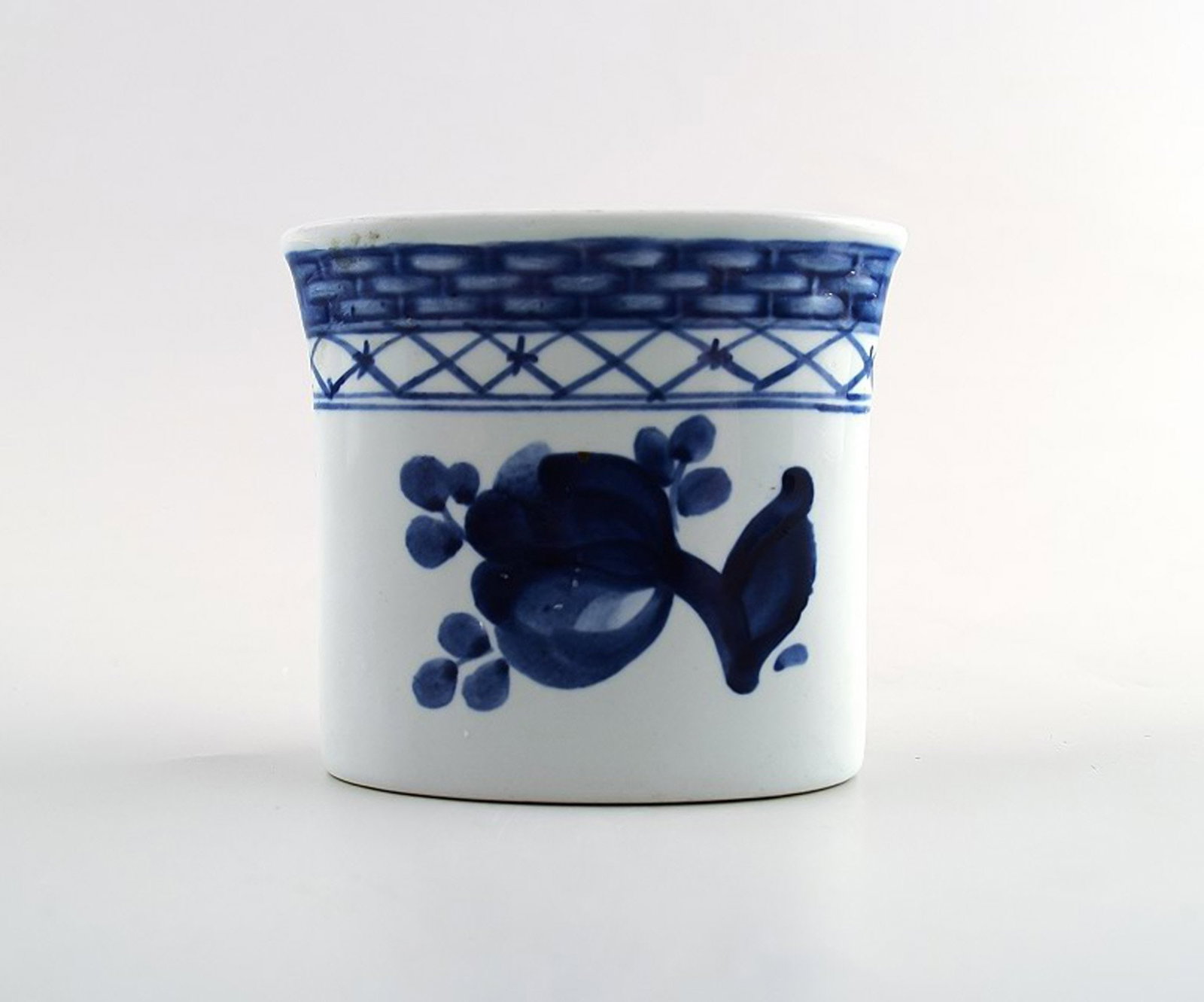 Aluminia / Royal Copenhagen Tranquebar cups. Decoration number 11/1356. (1 of 2)