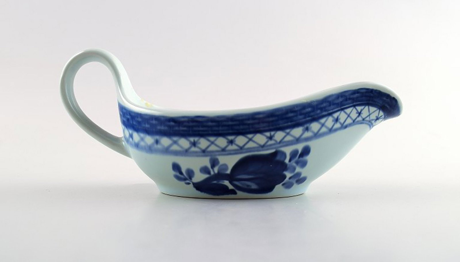Aluminia / Royal Copenhagen Tranquebar, Gravy Boat Dek. no. 11/2591.: Title: Aluminia / Royal Copenhagen Tranquebar, Gravy Boat Dek. no. 11/2591. Description: Aluminia / Royal Copenhagen Tranquebar, Gravy Boat Dek. no. 11/2591. Height 7.5 cm. Length 18 cm. Perfect condi