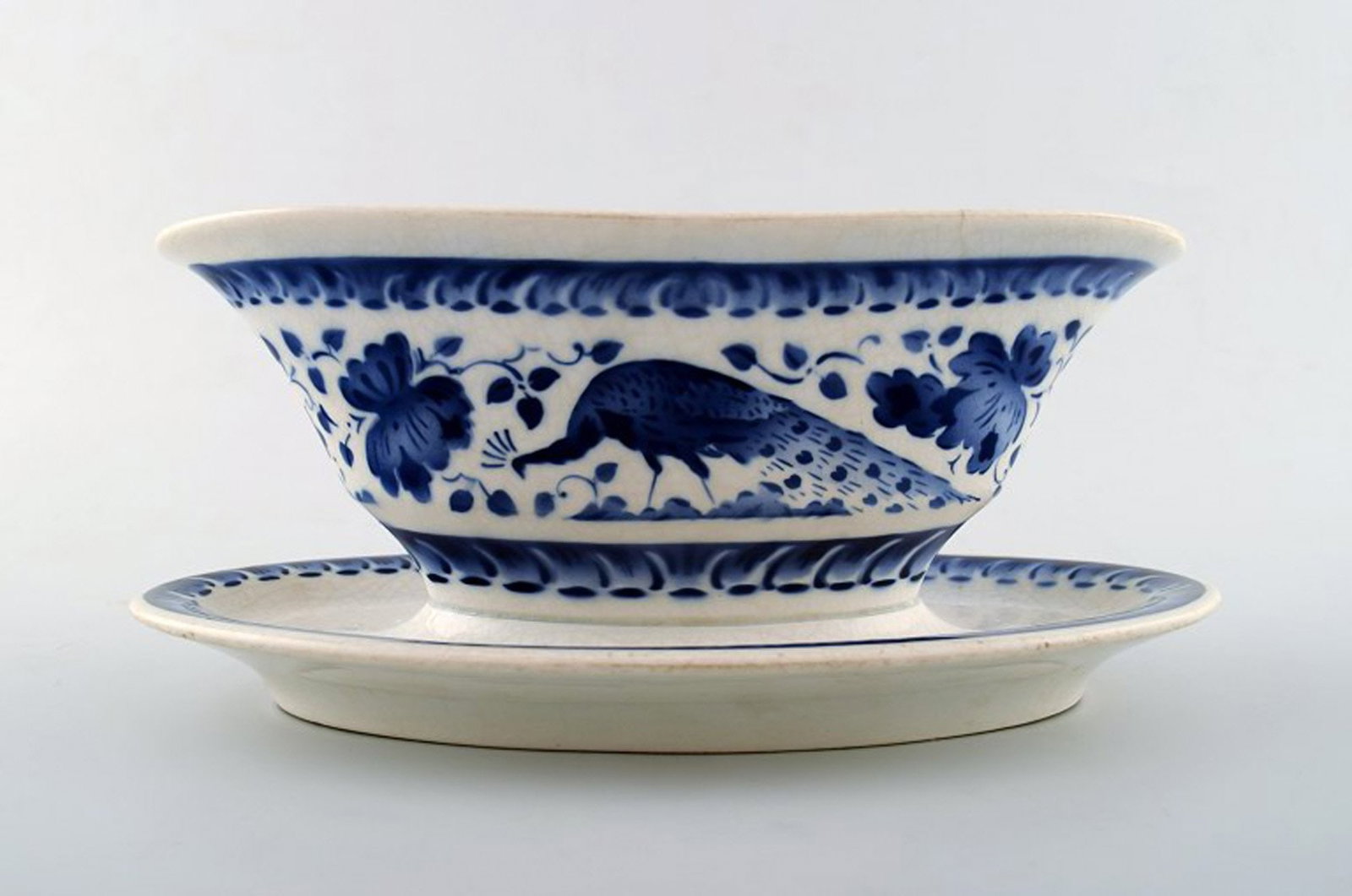 Peacock from Copenhagen's faience factory / Aluminia. Sauceboat in faience. (1 of 5)
