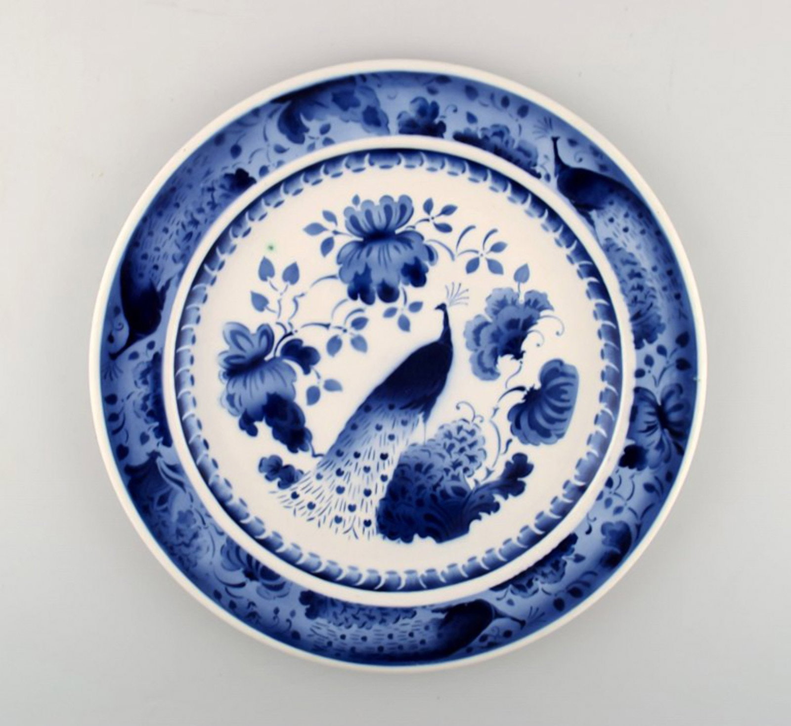 Peacock from Copenhagen's faience factory / Aluminia. Large round platter in faience. (1 of 3)