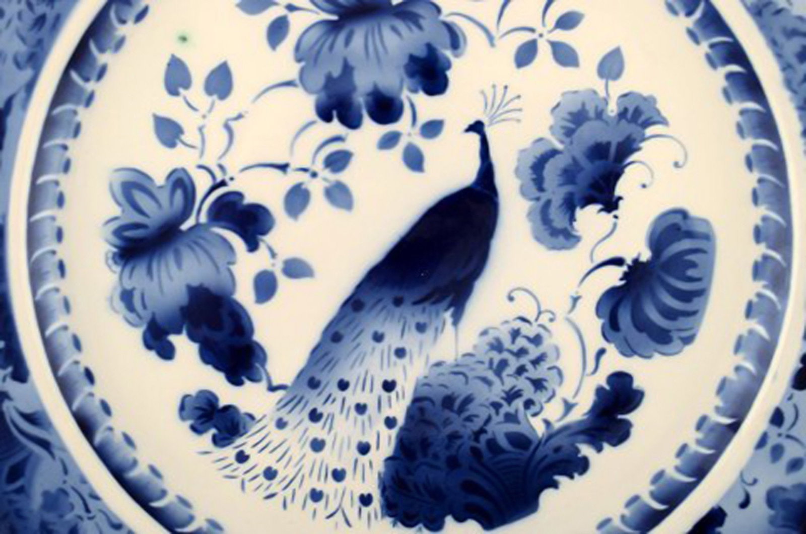 Peacock from Copenhagen's faience factory / Aluminia. Large round platter in faience. - 2