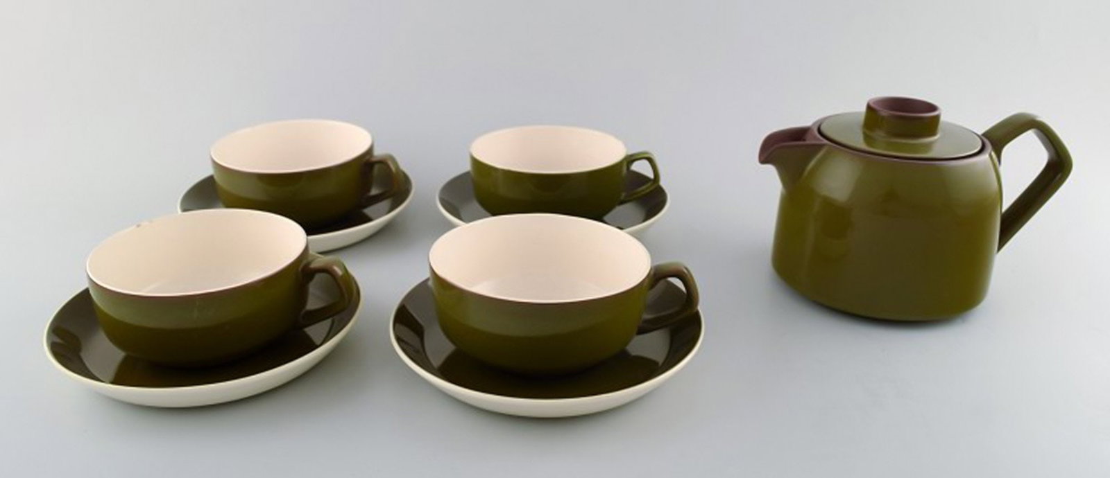 Timiana dinner service from Aluminia in faience. Consisting of 4 tea cups with saucers and tea pot. (1 of 7)