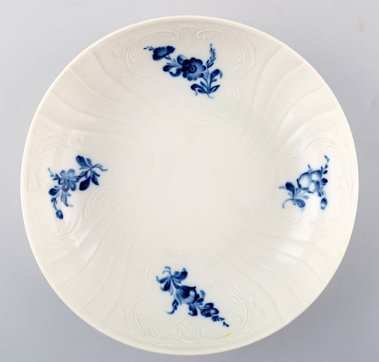 Royal Copenhagen Blue Flower Juliane Marie bowl.: Title: Royal Copenhagen Blue Flower Juliane Marie bowl. Description: Royal Copenhagen Blue Flower Juliane Marie bowl. Decoration number 10/12050. Measures: 21 x 6.5 cm. In perfect condition, 1st.